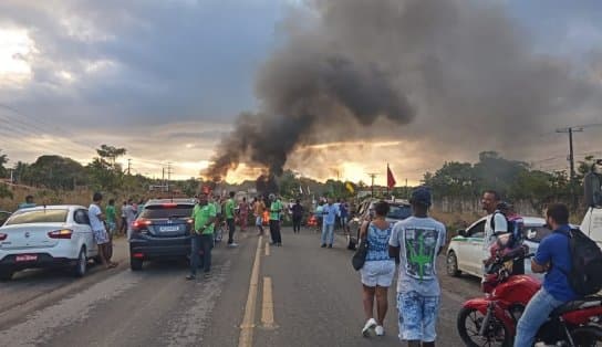 Imagem de Grupo reclama de condições de estrada e interdita pista na Ilha de Itaparica; veja vídeo