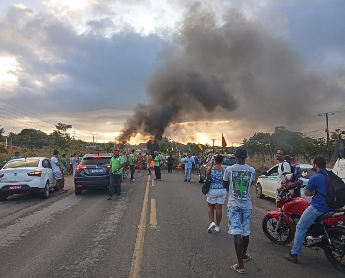 Grupo reclama de condições de estrada e interdita pista na Ilha de Itaparica; veja vídeo