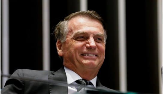 Imagem de Bolsonaro ironiza Faculdade de Direito da USP e publica carta em favor da democracia onde seu nome e cargo são maiores que o texto 