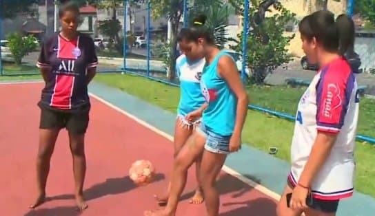 Imagem de Barradas no "baba": impedidas de praticar em quadra de bairro, jogadoras de futsal afirmam que é discriminação; entenda a história 