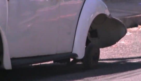 Imagem de Roda 'solta': Pneu de fusca se solta e acertar ambulante do outro lado da rua