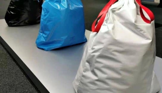 Imagem de Depois do “tênis pós carnaval”, Balenciaga lança bolsa inspirada em sacos de lixo por cerca de R$ 9 mil