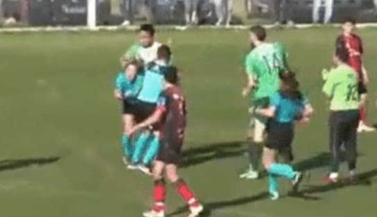 Imagem de VÍDEO: Árbitra é agredida por jogador durante partida de futebol na Argentina