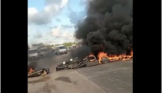 Imagem de Moradores protestam por melhorias na BA-001, na Ilha de Itaparica; via está interditada com pneus e outros materiais