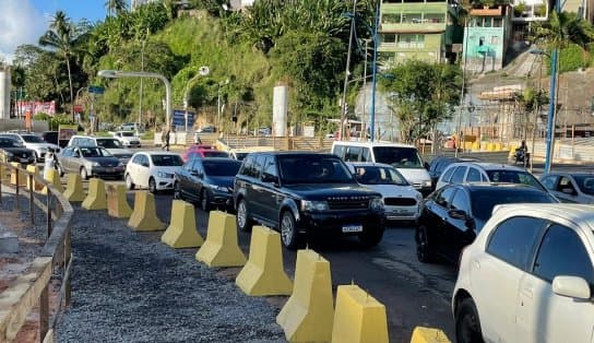 Imagem de Semáforos têm cabos de energia furtados e situação deixa trânsito caótico, em Salvador; veja vídeo  