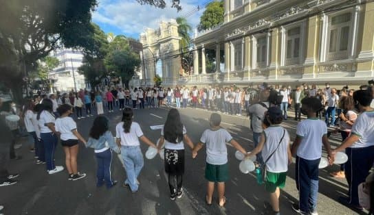 Imagem de Familiares e amigos de adolescente assassinada apelam por justiça no local do crime, em Salvador