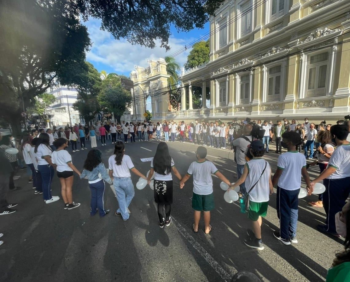 Familiares e amigos de adolescente assassinada apelam por justiça no local do crime, em Salvador