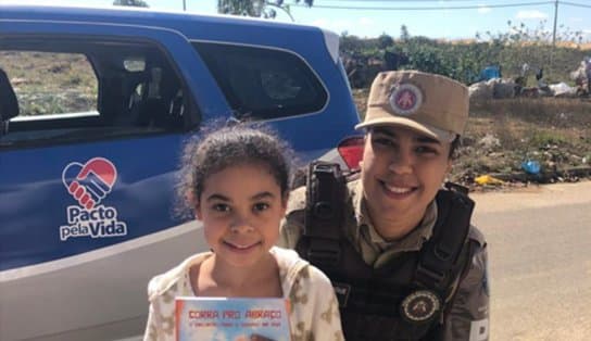 Imagem de Polícia Militar distribui mais de 100 livros para crianças em situação de vulnerabilidade em Vitória da Conquista