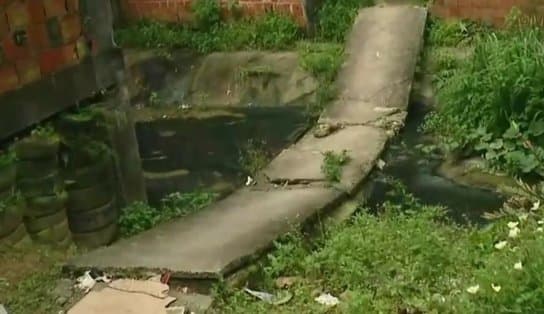 Imagem de Moradores de Sussuarana pedem solução para ponte caída no bairro; quando chove, o esgoto toma conta 