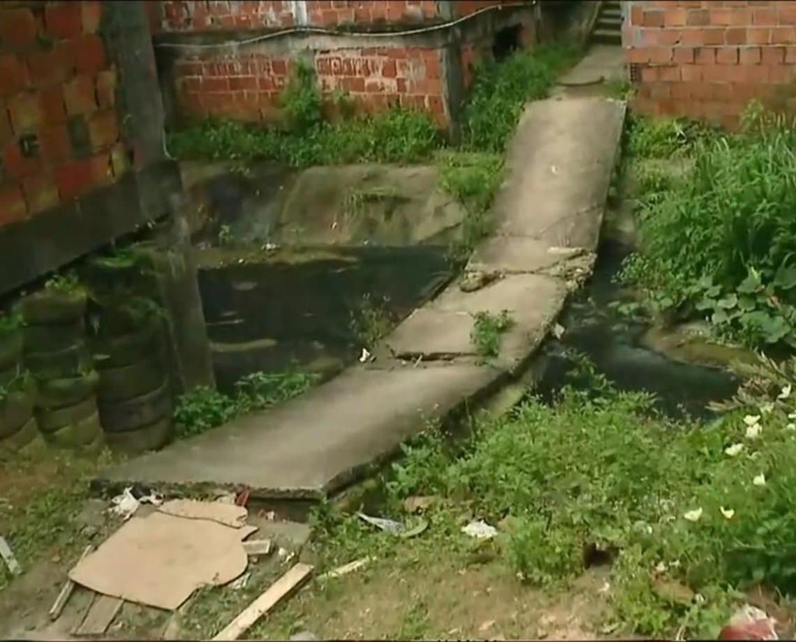 Moradores de Sussuarana pedem solução para ponte caída no bairro; quando chove, o esgoto toma conta 