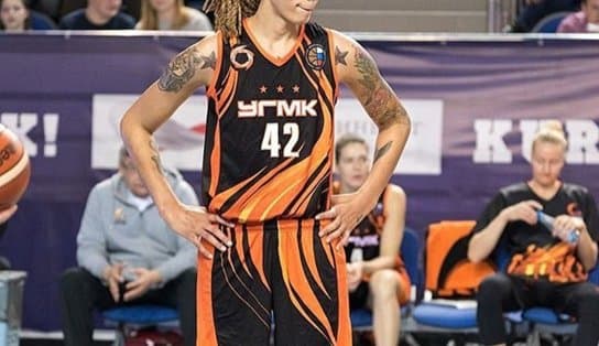 Imagem de Brittney Griner, jogadora de basquete norte-americana, é condenada a nove anos de prisão na Rússia