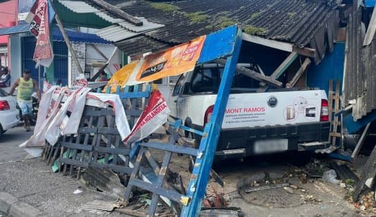 Imagem de Carro descontrolado sobe calçada, bate em barraca e invade restaurante no Subúrbio de Salvador 