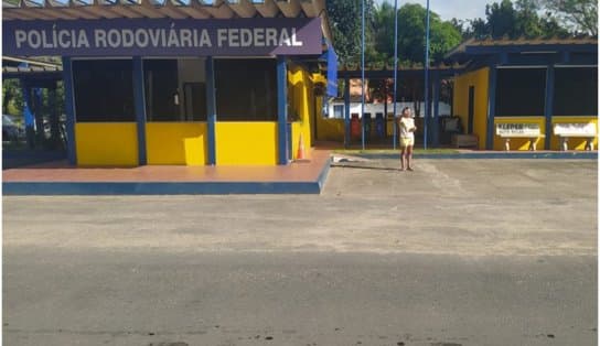 Imagem de PRF socorre mulher que perambulava às margens de rodovia e promove reencontro com a família