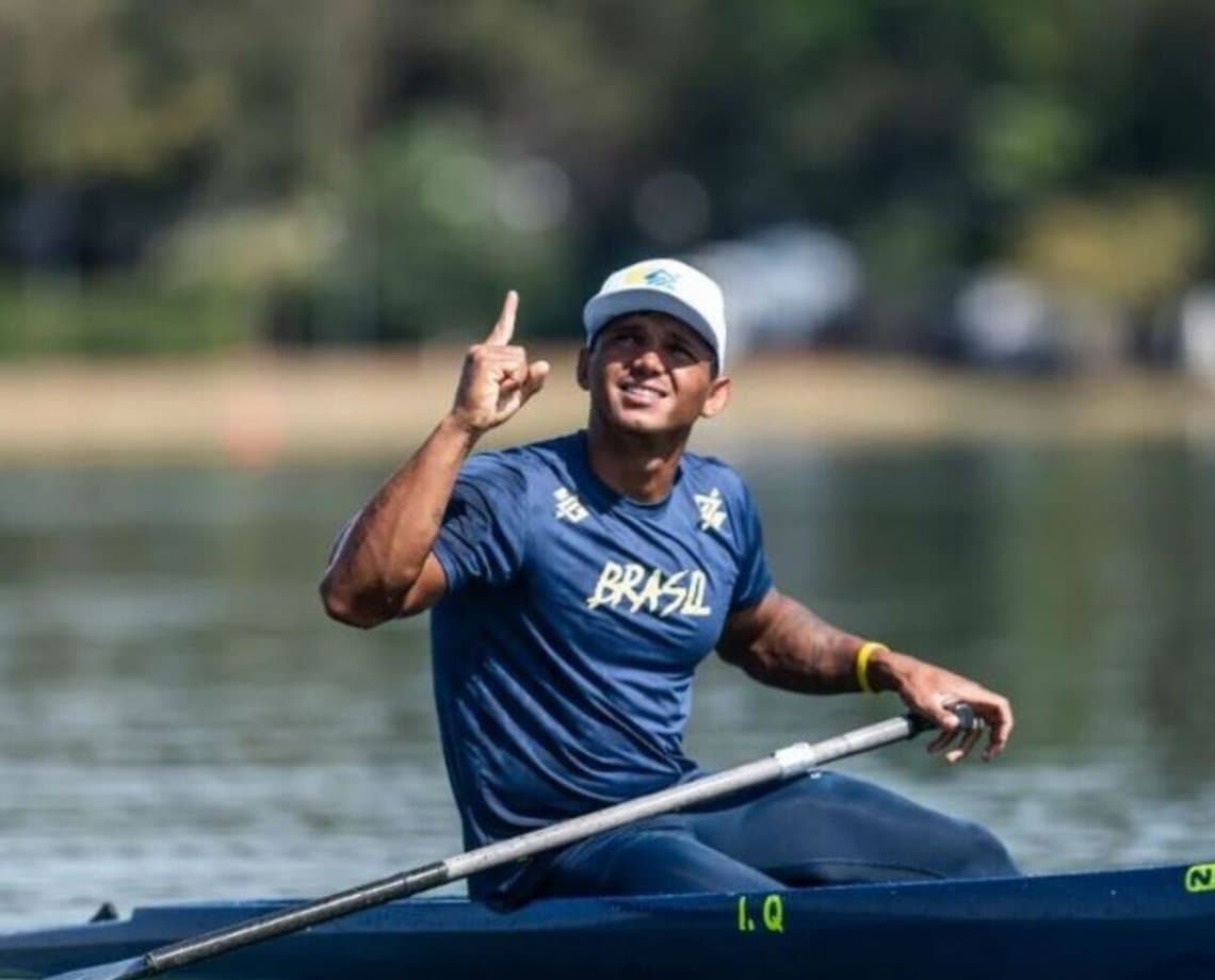 Baiano Isaquias Queiroz é campeão mundial de canoagem na modalidade 500 metros 