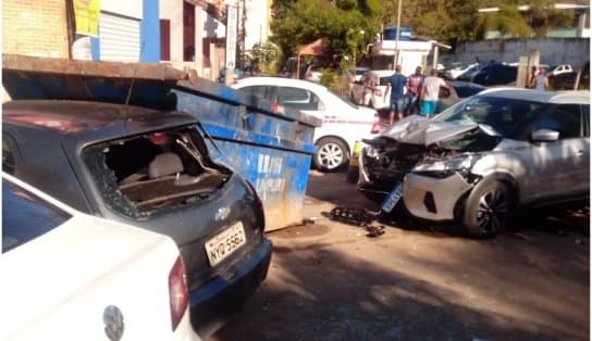 Imagem de Sai da frente! Motorista perde controle de veículo e provoca colisões em sequência, na Avenida Garibaldi 