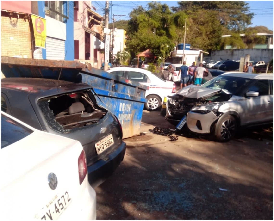 Sai da frente! Motorista perde controle de veículo e provoca colisões em sequência, na Avenida Garibaldi 