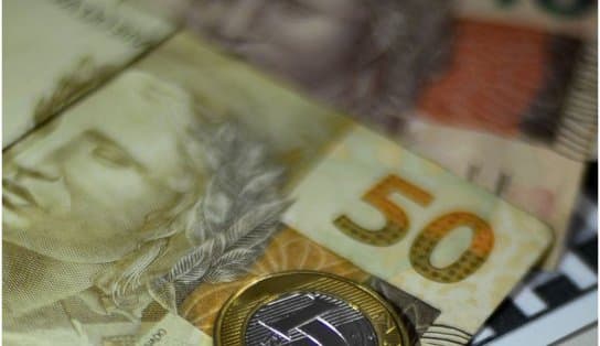 Imagem de Governo antecipa dinheiro do Auxílio Brasil e divulga datas de pagamentos dos auxílios para caminhoneiros e taxistas 