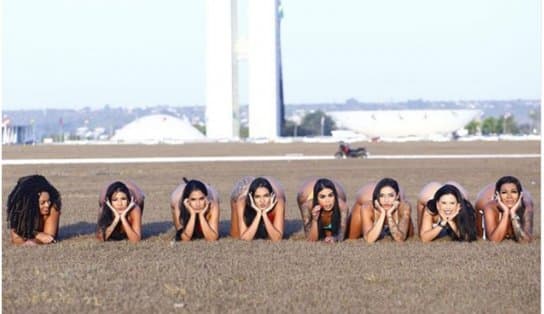 Imagem de DataBumbum: mulheres de concurso que elege glúteo mais bonito de Brasília declaram apoio aos presidenciáveis e rebolam na frente do Congresso