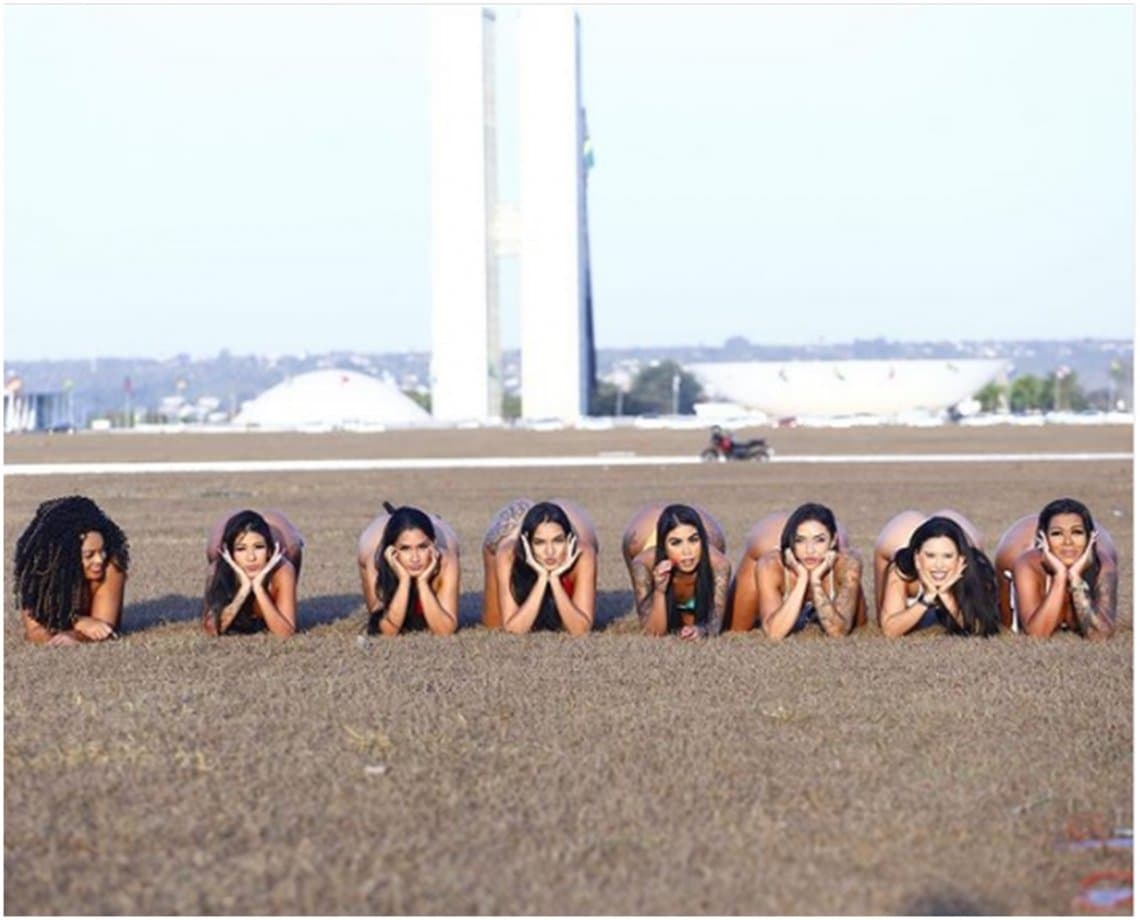 DataBumbum: mulheres de concurso que elege glúteo mais bonito de Brasília declaram apoio aos presidenciáveis e rebolam na frente do Congresso