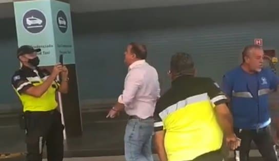 Imagem de Deputado federal briga com agentes da Transalvador e chega a tomar celular de servidor no aeroporto; assista