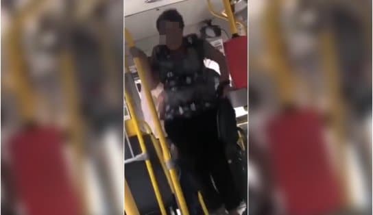 Imagem de Fugindo de briga, idosa surpreende ao precisar pular catraca de "busu" e vídeo viraliza; assista  