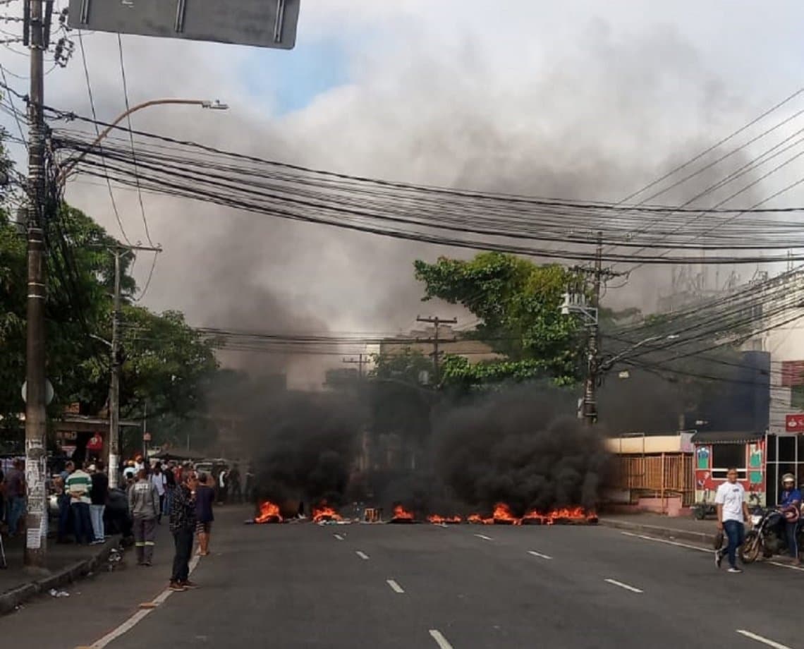 Trabalhadores do sistema de trens desativado no Subúrbio de Salvador fazem manifestação na Calçada