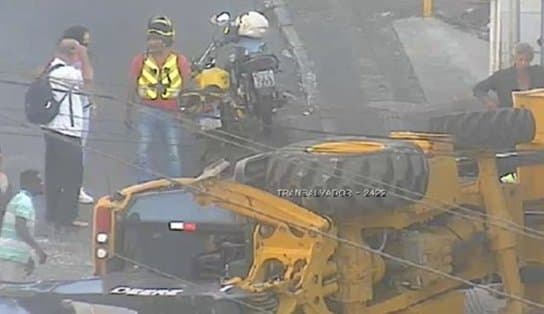 Imagem de VÍDEO: Trator tomba em ladeira de Salvador e trânsito fica complicado no local