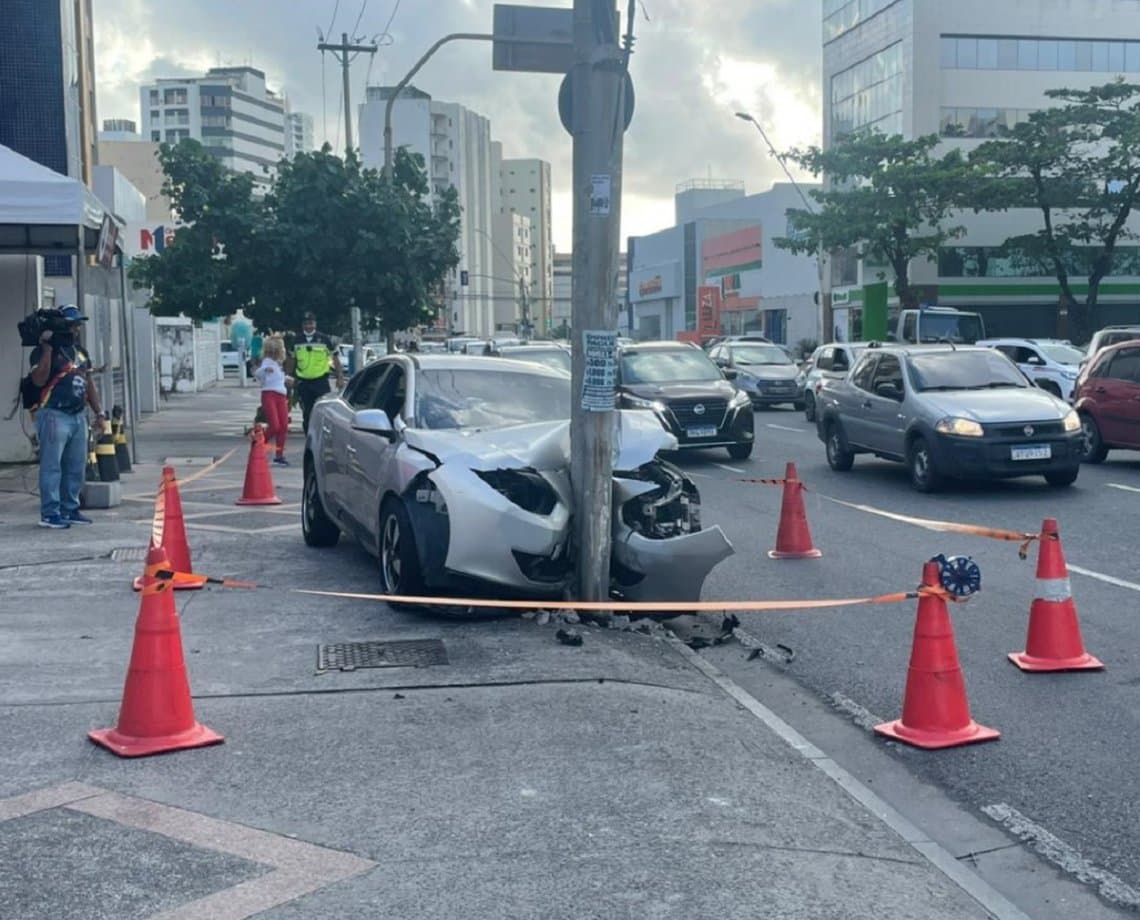 Motorista perde controle da direção, carro bate em poste e duas pessoas ficam feridas na Pituba