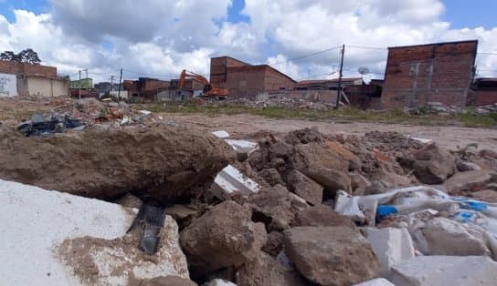 Imagem de Prefeitura de Camaçari faz demolição de residências e moradores acusam ação de ser indevida: "É triste"