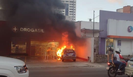 Imagem de Viatura da Polícia Militar pega fogo em frente à farmácia em Brotas; não há registro de vítimas; veja vídeo