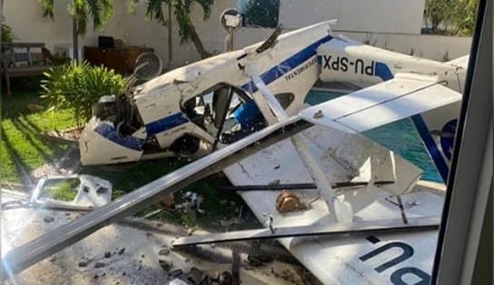 Imagem de Avião cai em quintal de mansão no Rio de Janeiro; tripulantes foram hospitalizados