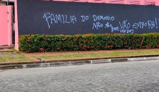 Imagem de Mansão de família que tem um homem e oito mulheres é pichada; "demônio. Não são bem-vindos. Vão embora!".