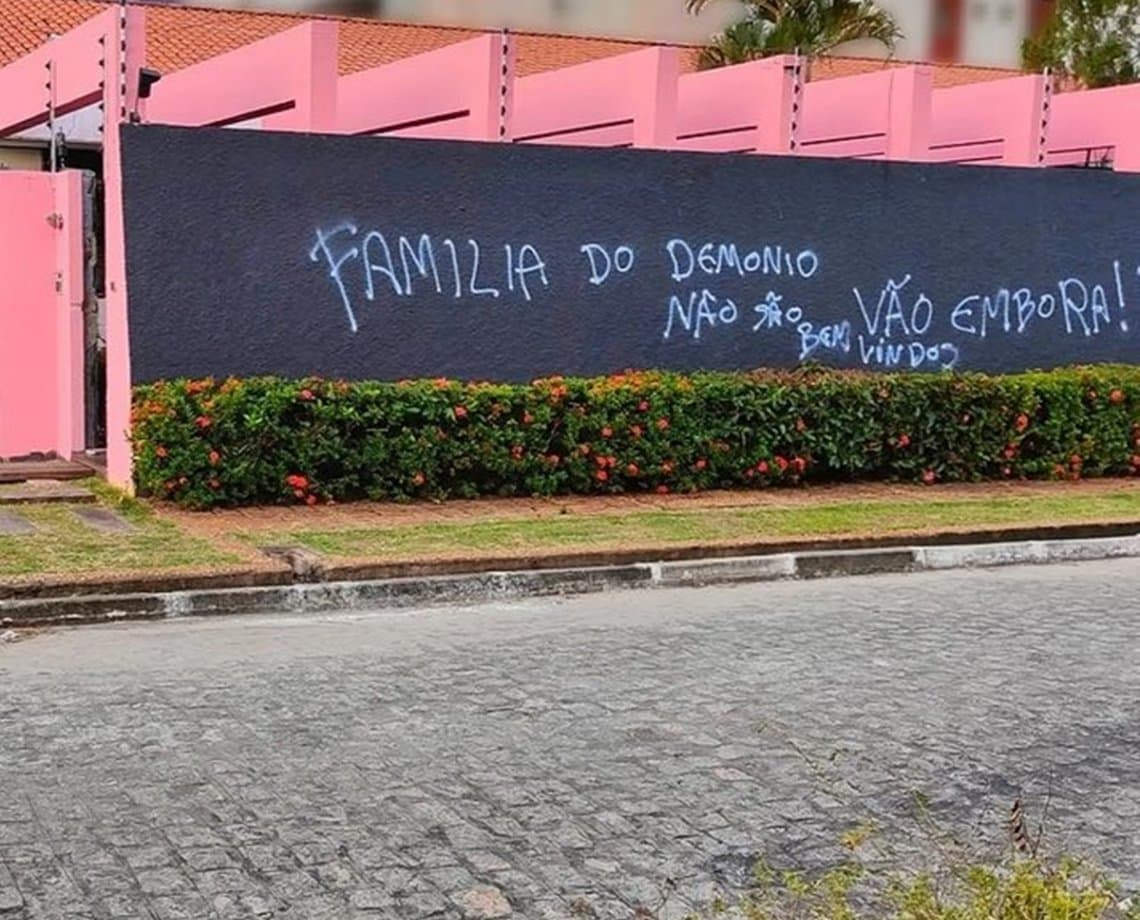 Mansão de família que tem um homem e oito mulheres é pichada; "demônio. Não são bem-vindos. Vão embora!".