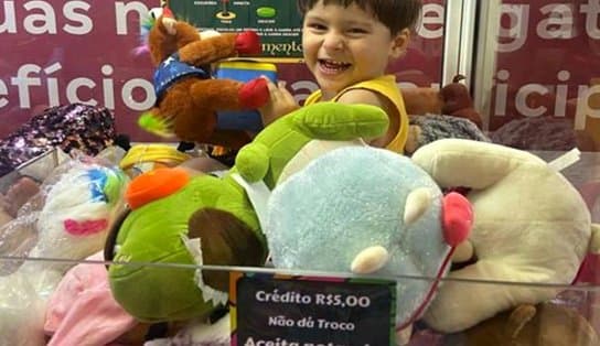 Imagem de Tudo pelo brinquedo: criança fica presa em máquina de pelúcias de shopping 