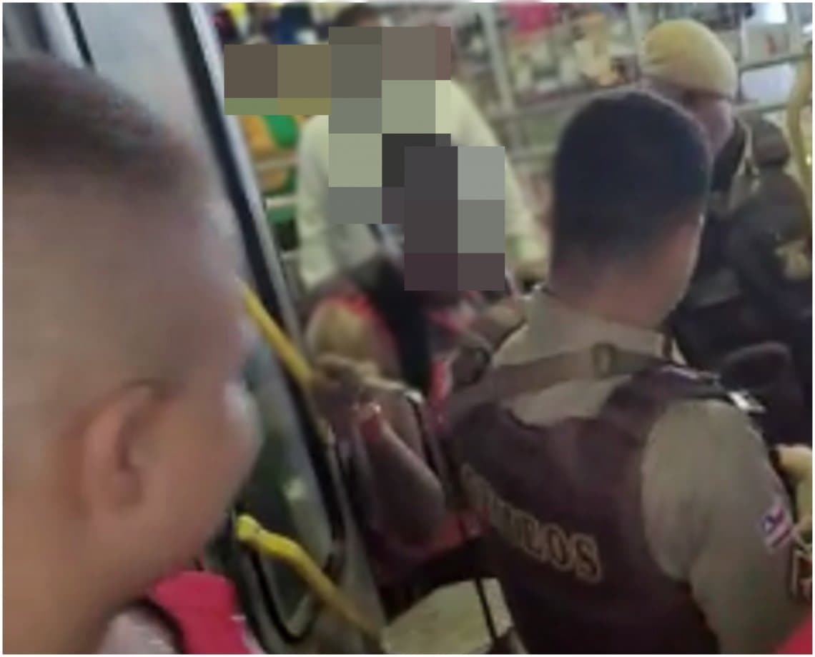 Vídeo: policial militar agride torcedor do Vitória com tapa no rosto dentro de ônibus; “Vá, desça! Passa logo aí!”