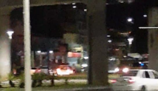 Imagem de Na contramão, condutor colide carro com mais dois veículos fugindo de ladrões na Avenida Bonocô 