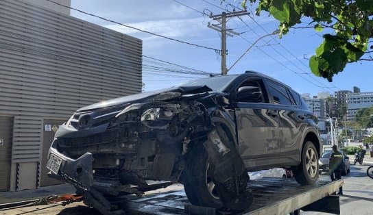 Imagem de Carro bate em poste e acidente causa congestionamento no trânsito do Rio Vermelho, em Salvador 