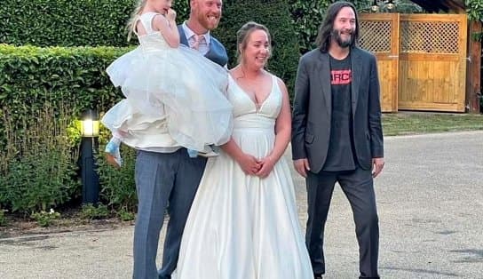 Imagem de Após convite em bar de hotel, ator Keanu Reeves aparece de surpresa em casamento