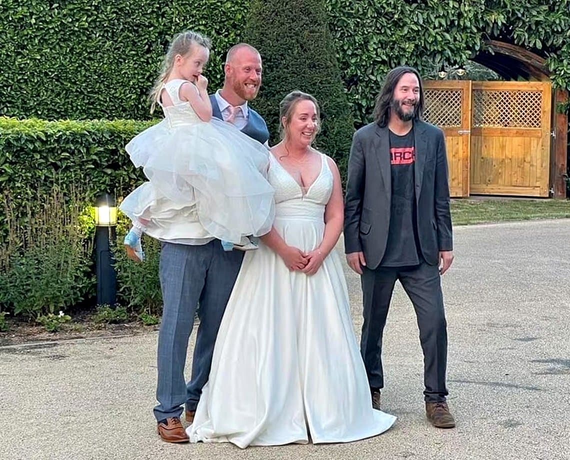 Após convite em bar de hotel, ator Keanu Reeves aparece de surpresa em casamento