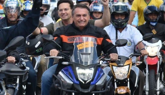 Imagem de Ao lado de Roma, Bolsonaro participa de motociata em Conquista