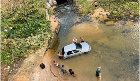 Imagem de Motorista perde controle de direção e carro cai no Rio Jaguaribe, em Salvador; assista