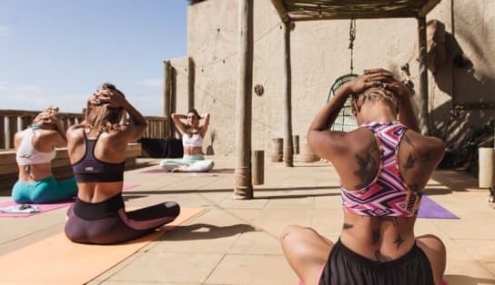 Imagem de À beira-mar: aulas de yoga e meditação são oferecidas em bar no Rio Vermelho; inscrições abertas