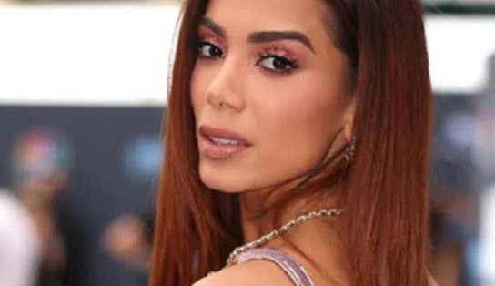 Imagem de Em Miami, Anitta vai a show de Leo Santana com blusa transparente e mostra demais; confira