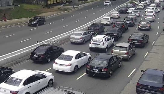 Imagem de Manifestação de motoristas de aplicativo deixa trânsito lento na Avenida Bonocô, em Salvador