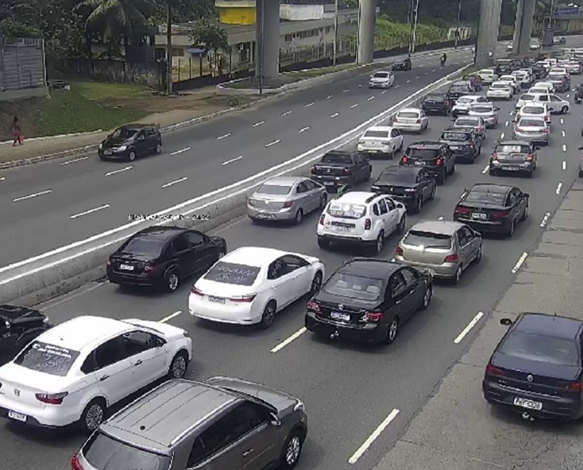 Manifestação de motoristas de aplicativo deixa trânsito lento na Avenida Bonocô, em Salvador