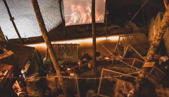 Imagem de Cinema à beira-mar: projeto leva filme ganhador de Oscars para bar na praia; confira