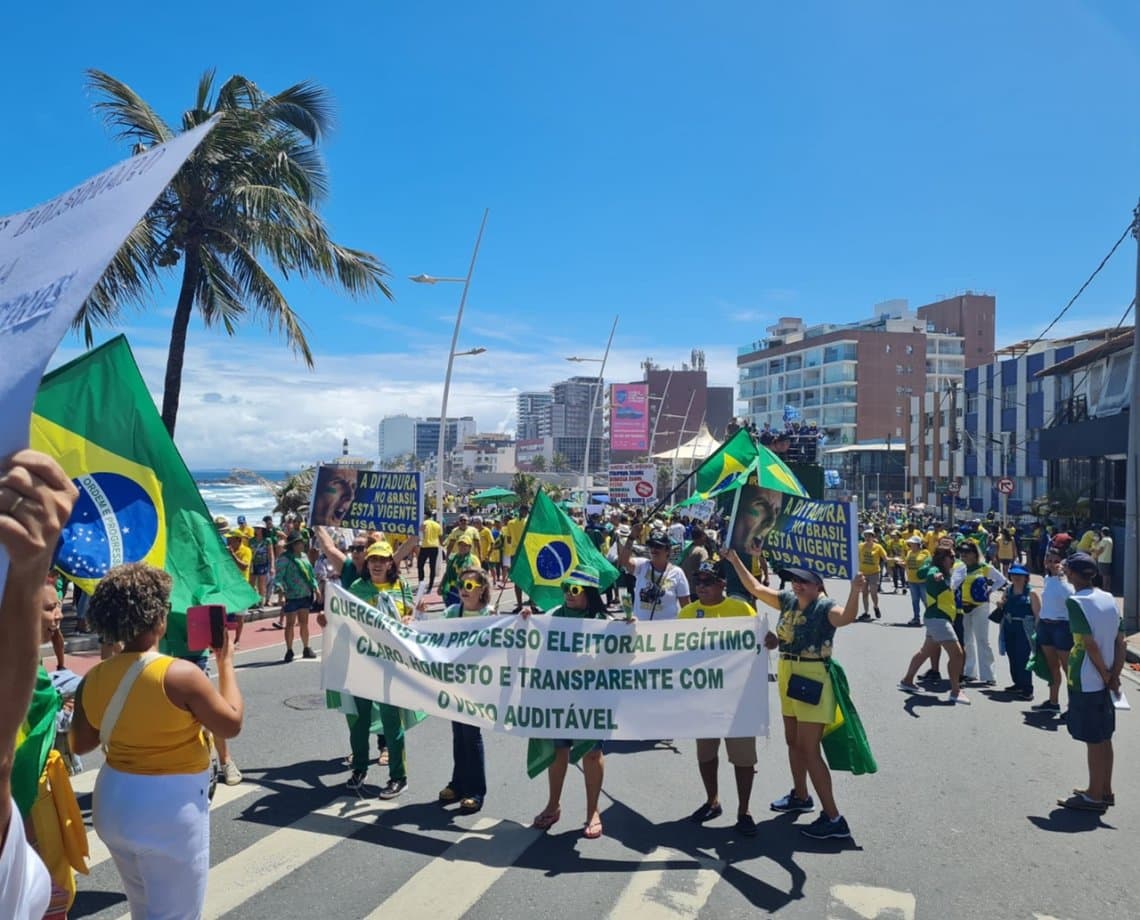 Bolsonaristas fazem ato na Barra, defendem presidente e fazem ataques a PT e STF; veja