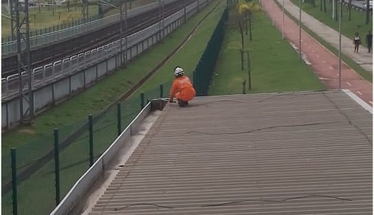 Imagem de Metrô: Bombeiros resgatam cachorro em área restrita e perigosa na Estação Bairro da Paz, em Salvador