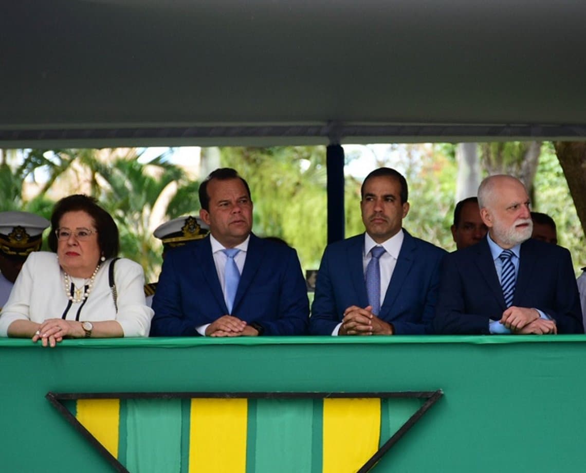 Rompidos politicamente, Bruno Reis e Geraldo Jr. ficam lado a lado durante desfile do 7 de Setembro