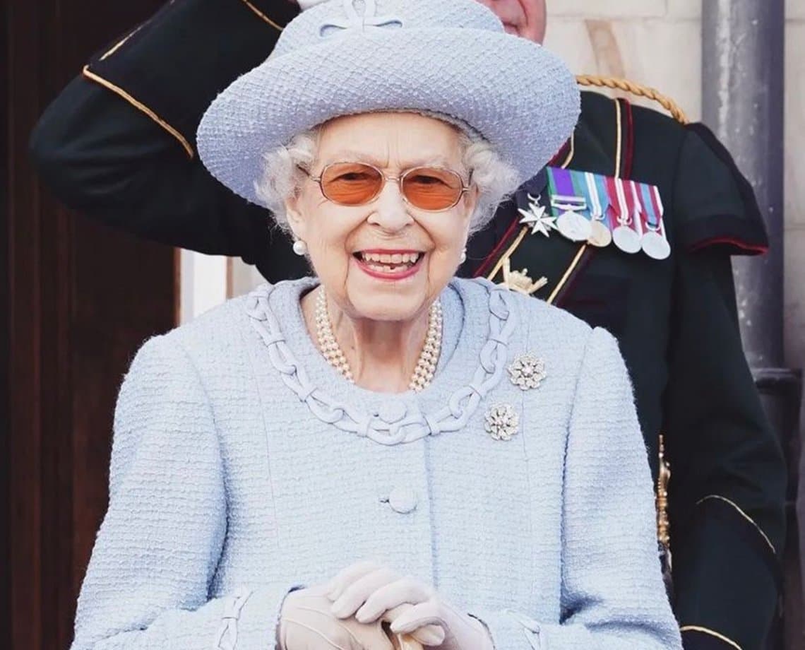 Estado de saúde da rainha Elizabeth II preocupa médicos; "continua confortável e em Balmoral" 